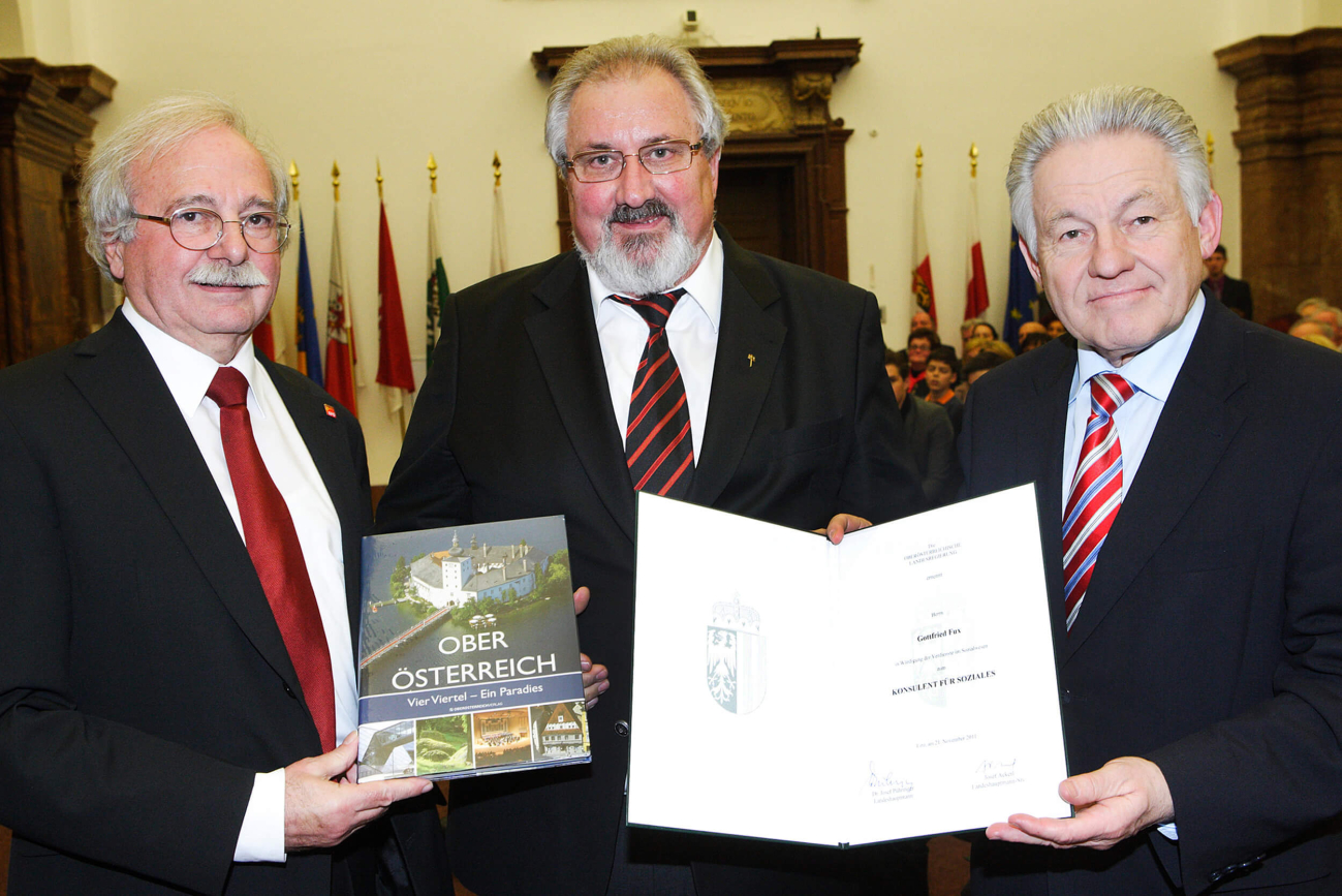 Gottfried Fux wurde 2008 mit dem Goldenen Verdienstzeichen des Landes Oberösterreich ausgezeichnet.