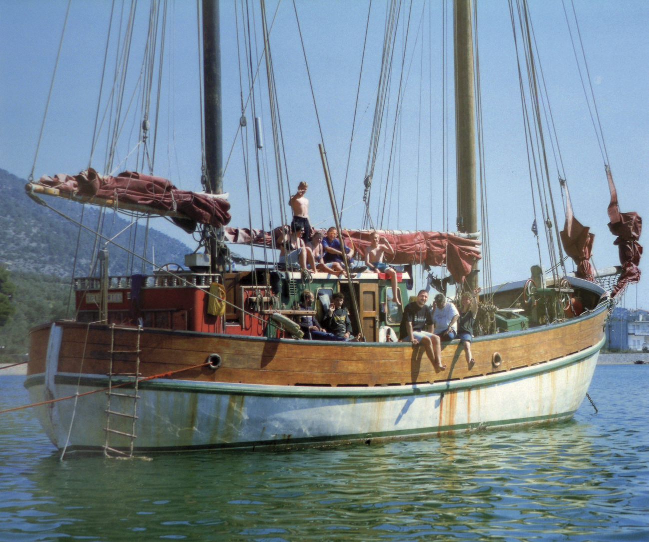 Erlebnispädagogik am Schiff Noah: Jugendliche leben auf engstem Raum mit ihren Betreuer:innen. Die Arbeitsabläufe beim Segeln helfen, sich selbst zu finden und das Zusammenleben neu zu lernen.