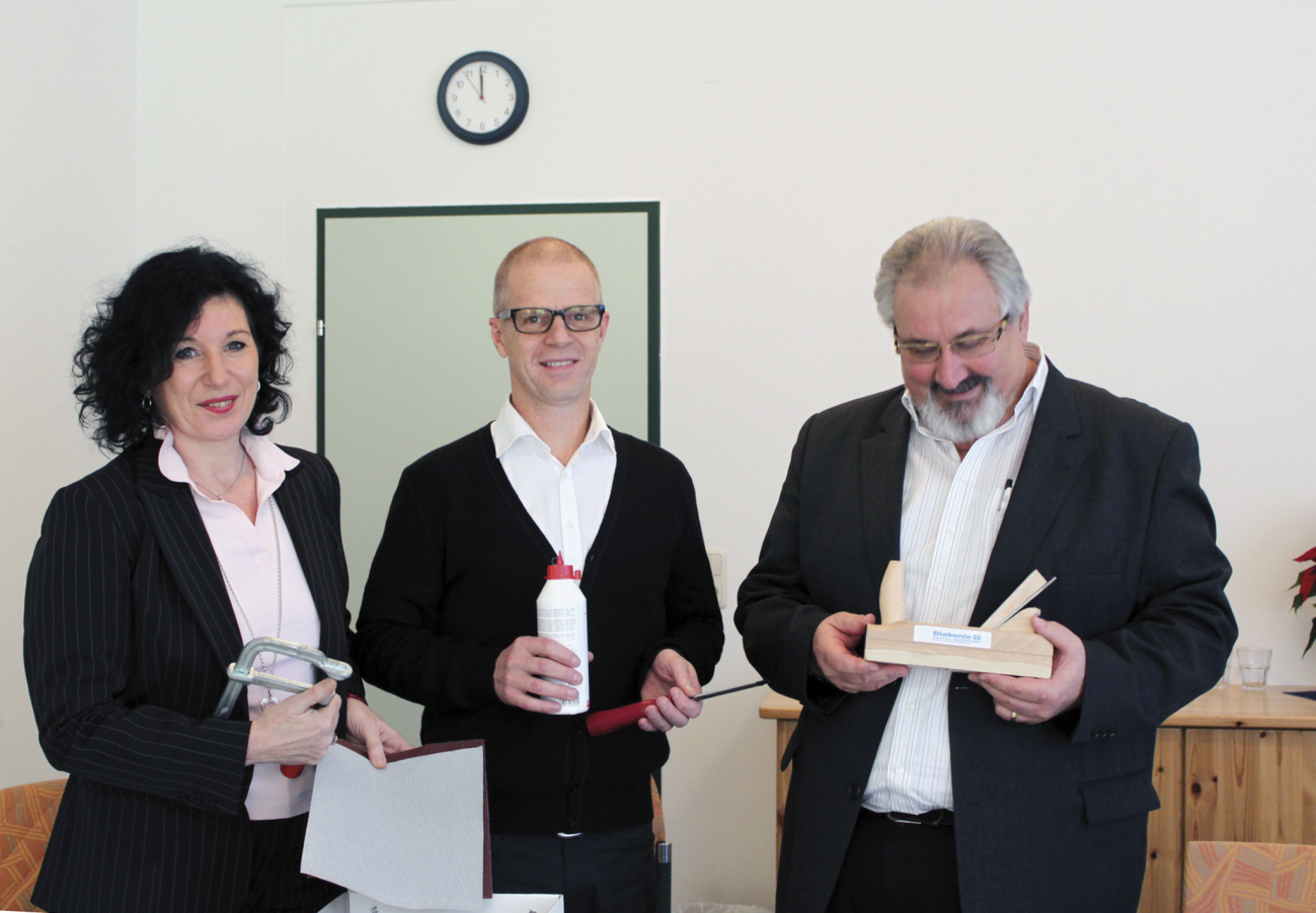 Mit Anfang 2012 übernehmen Andrea Boxhofer und Heinz Wieser die Geschäftsführung von Gottfried Fux. Zum Abschied beim Kuratorium gab es kleine Geschenke mit großer Symbolkraft.