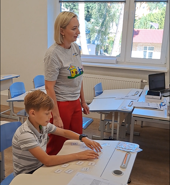 Schüler und Lehrerin in einem Klassenzimmer.
