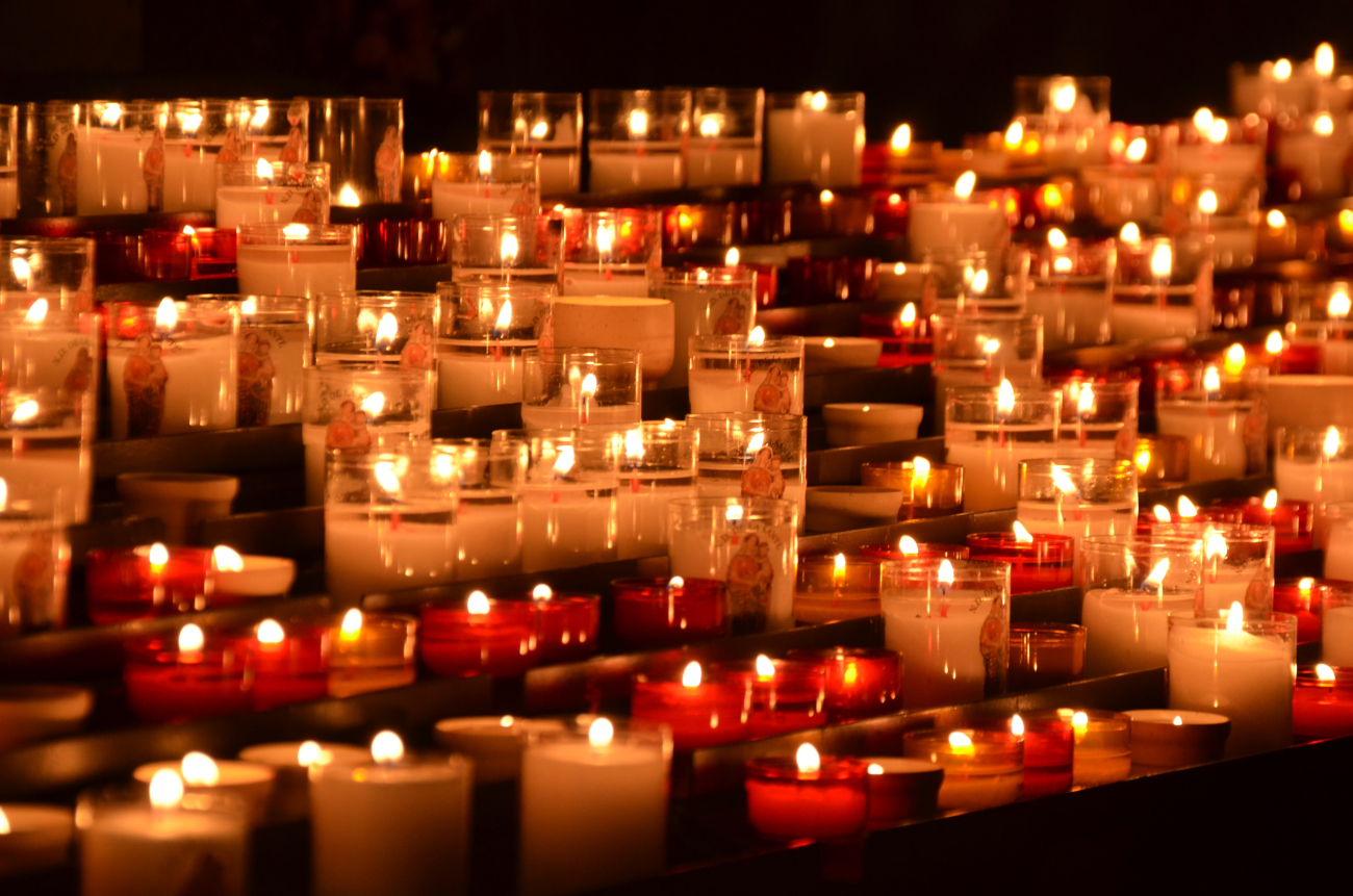 Symbol für Fürbitten: Kerzen in einer Kirche
