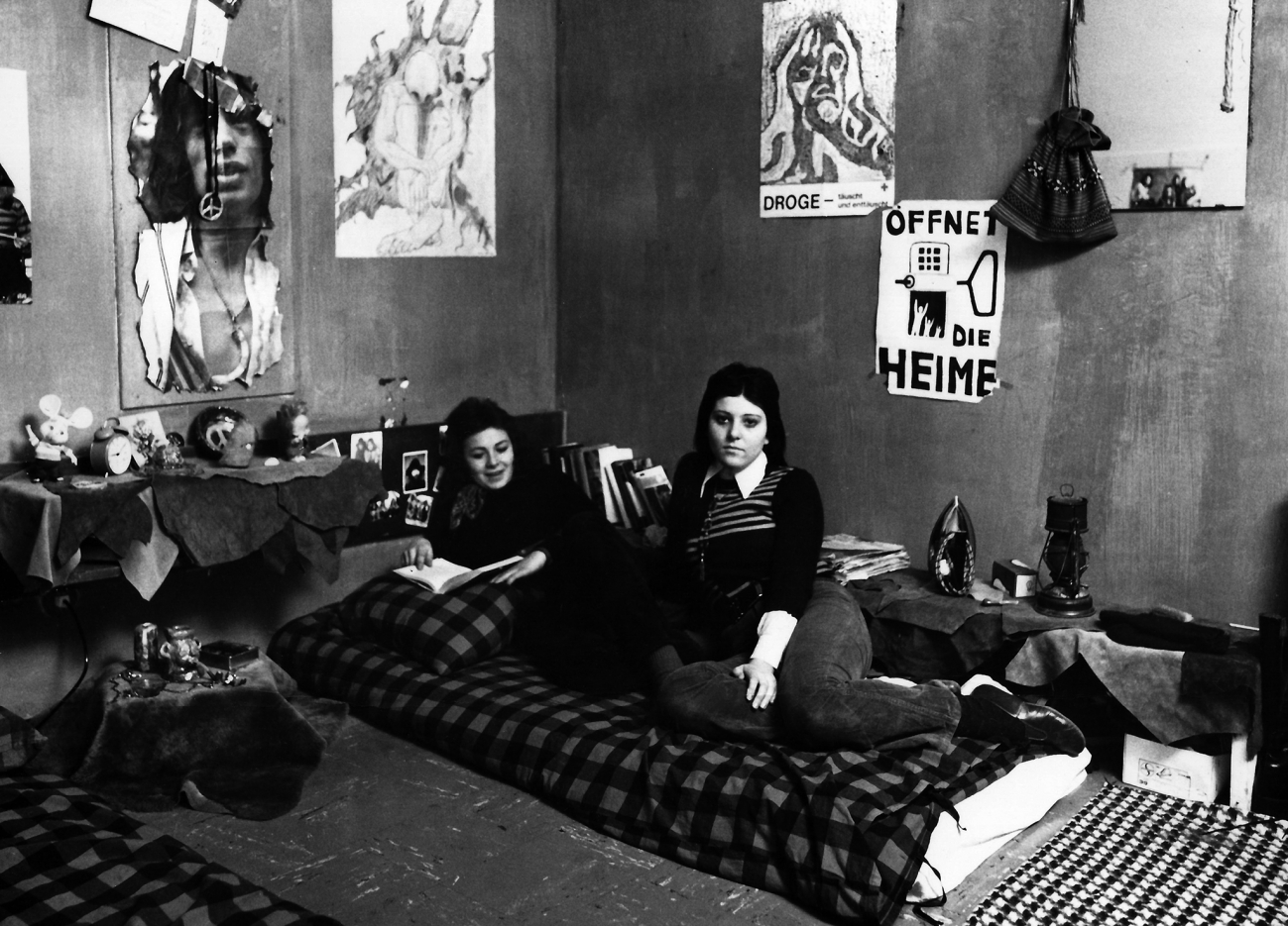 Fixe Regeln und größtmöglicheFreiheit im persönlichen Ausdruck. Ein Zimmer einer Mädchenwohngruppe des Zentrums Spattstraße in den 1970er Jahren.