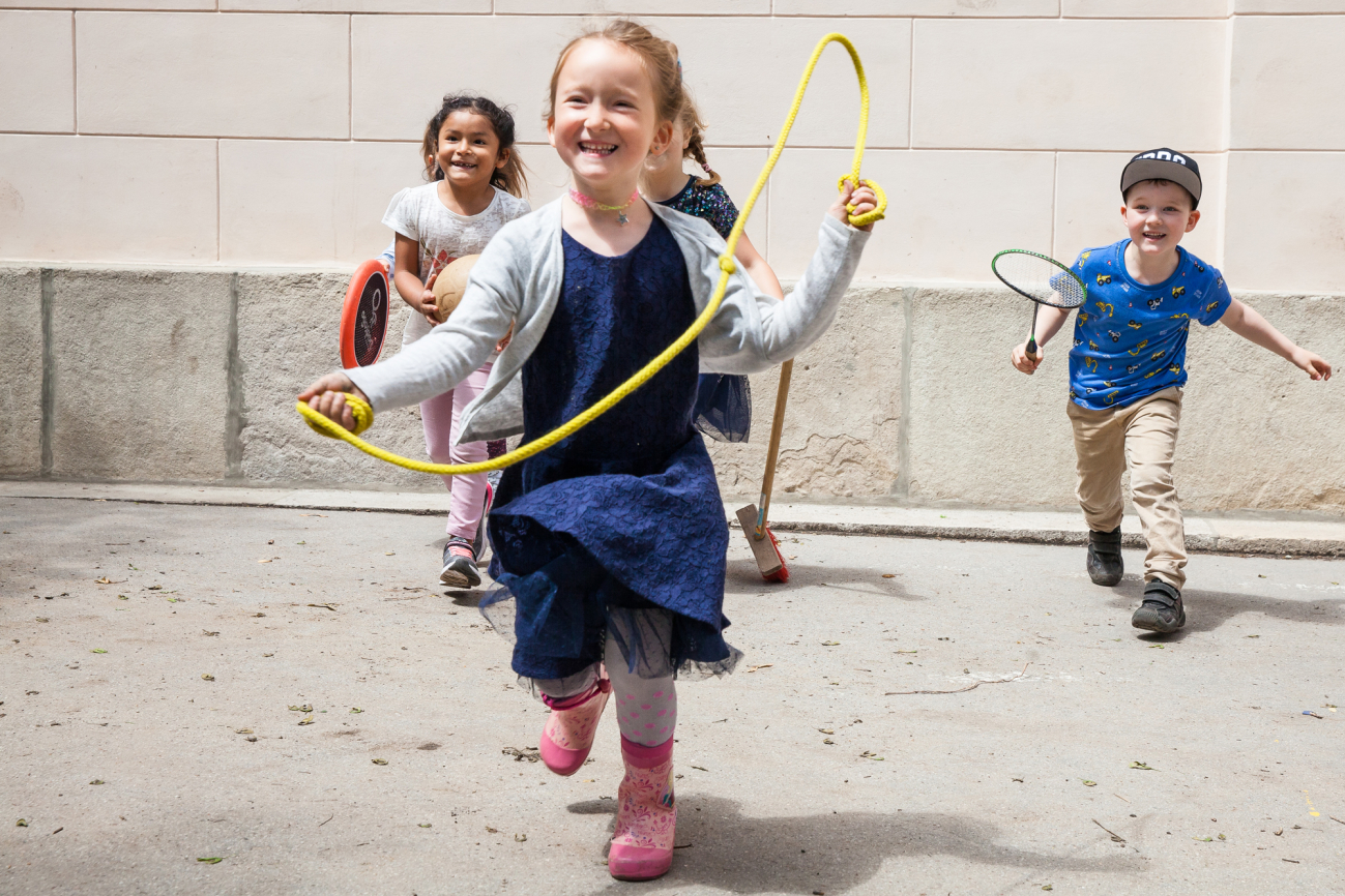 kinder spielen im innenhof