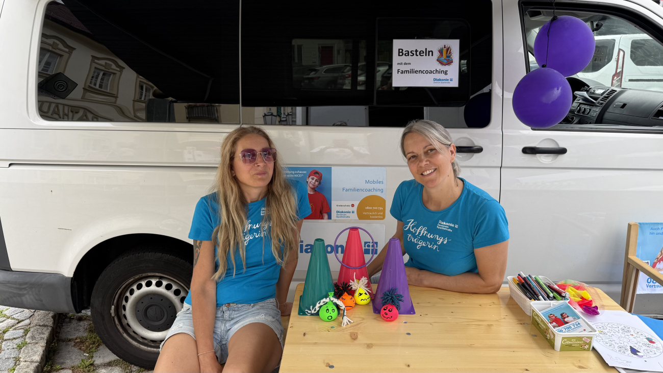 Mobiles Familiencoaching: Zwei Mitarbeiterinnen mit Anti-Stressbällen, die sich mit Kindern gebastelt haben.
