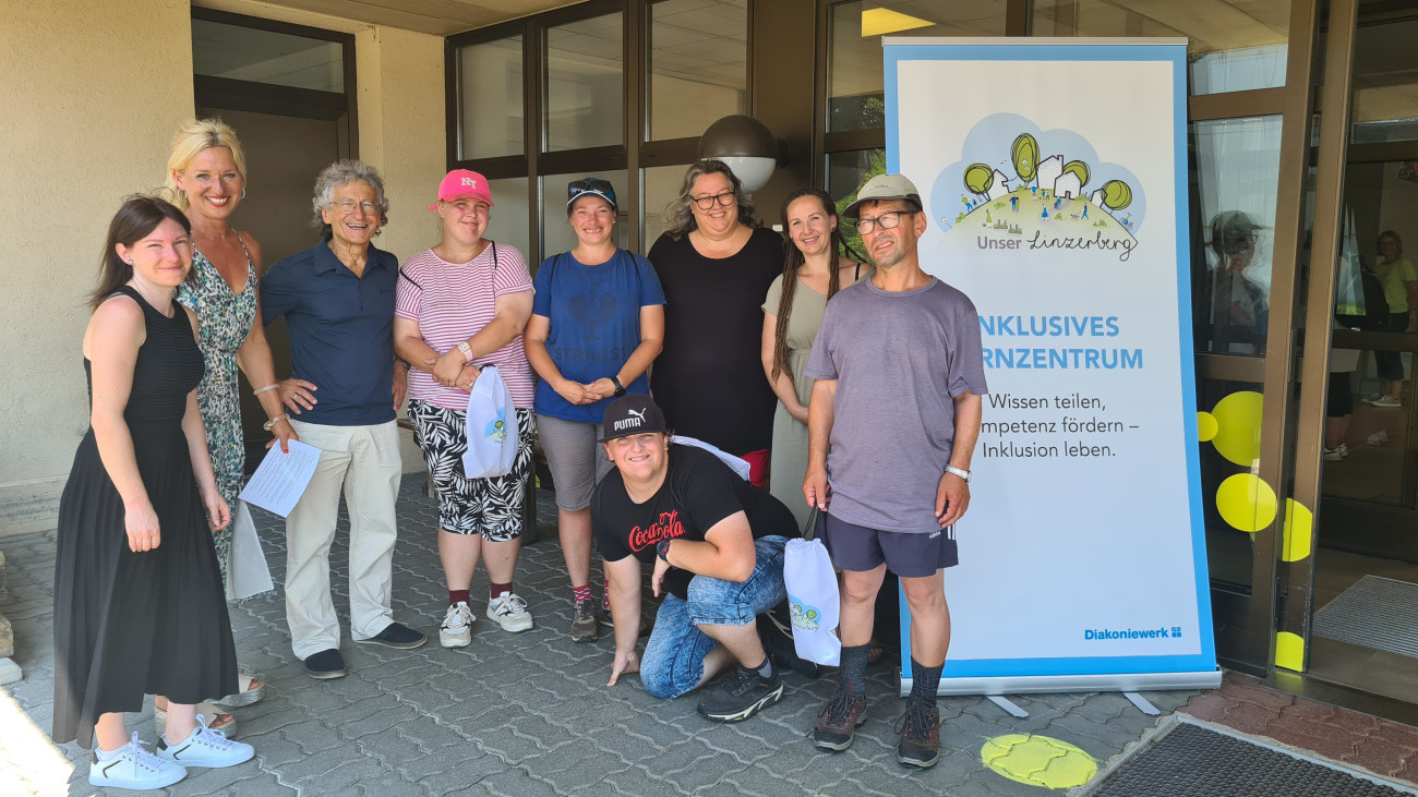 Eine Gruppe von Menschen vor dem Inklusiven Lernzentrum