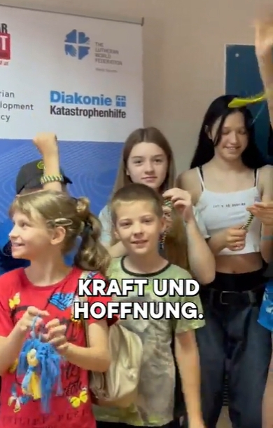Kinder und Jugendliche mit selbst gebastelten Sachen
