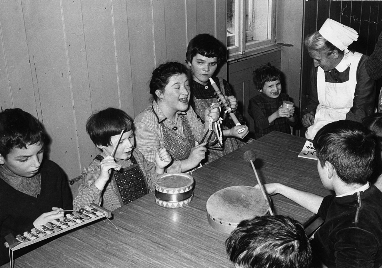 Diakonisse mit Kindern mit Behinderung im Wohnhaus Martinstift nach dem Krieg