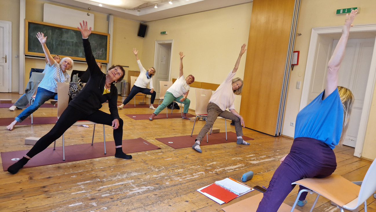 Seniorinnen beim Yoga