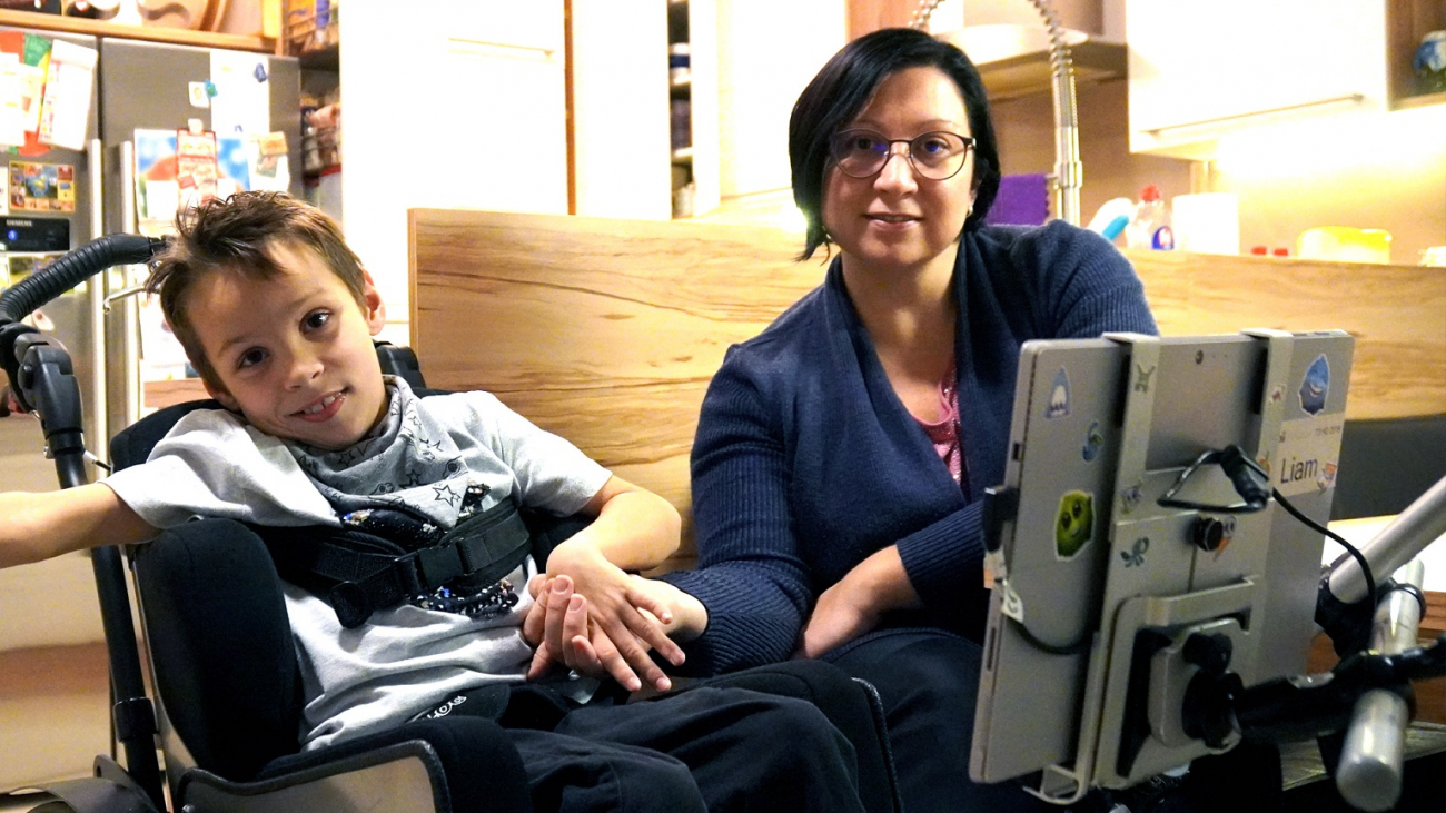 Video: Liam, seine Mama und sein Sprachcomputer