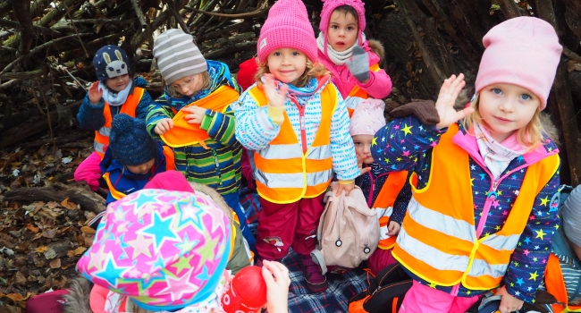 Kinder im Wald beim Spielen