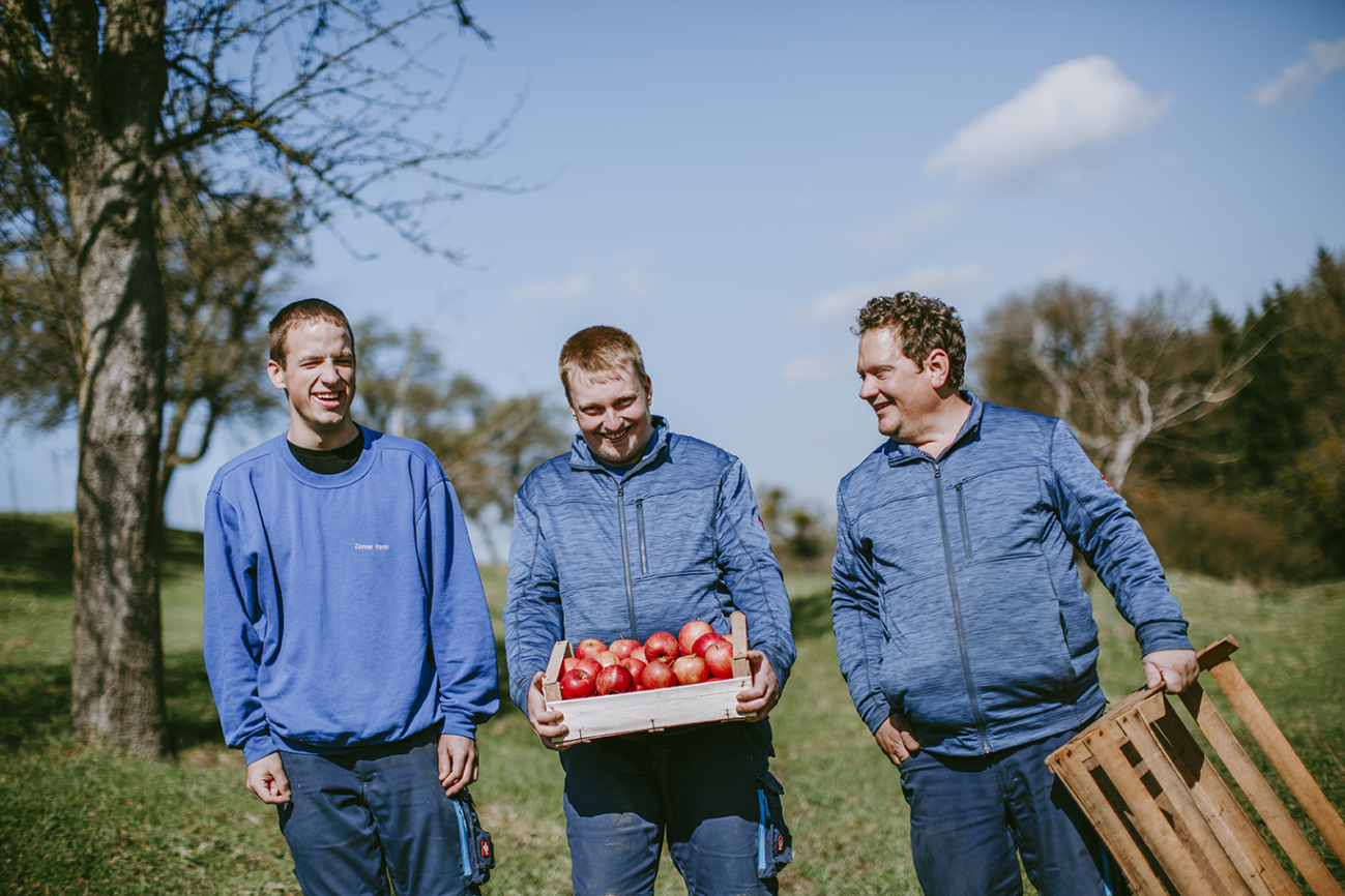 Menschen mit Behinderungen arbeiten bei "Garten und Landschaft" mit und in der freien Natur.