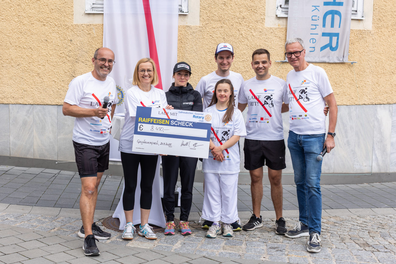 Scheckübergabe beim 15. Lauf Mit Benefizlauf