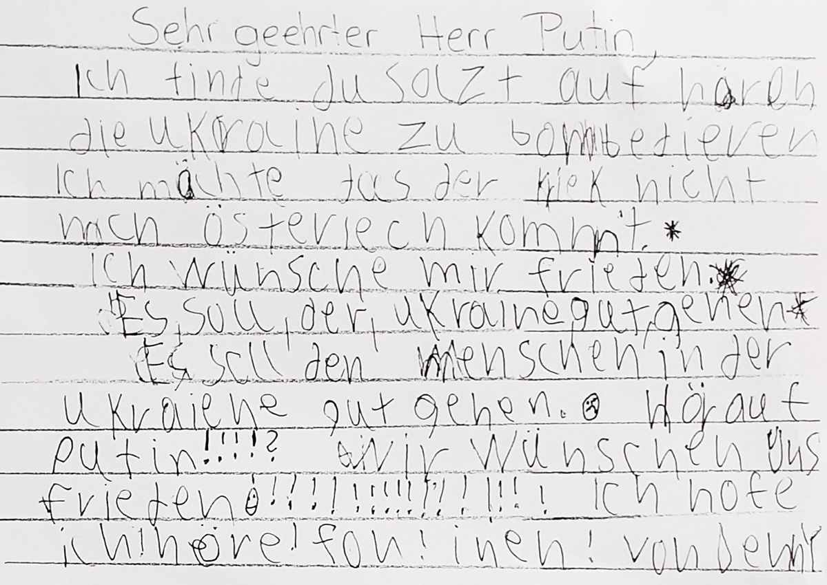 Denny ist 7 Jahre alt. Er macht sich Sorgen um die vielen Menschen im Krieg. Seine Schulassistentin Karola hat ihn ermutigt, einen Brief zu schreiben.