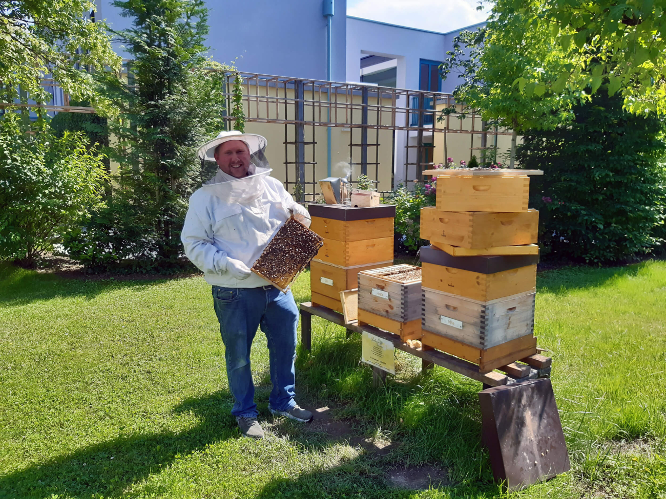 Manuel Tarmann in Schutzausrüstung vor seinem Bienenvolk.