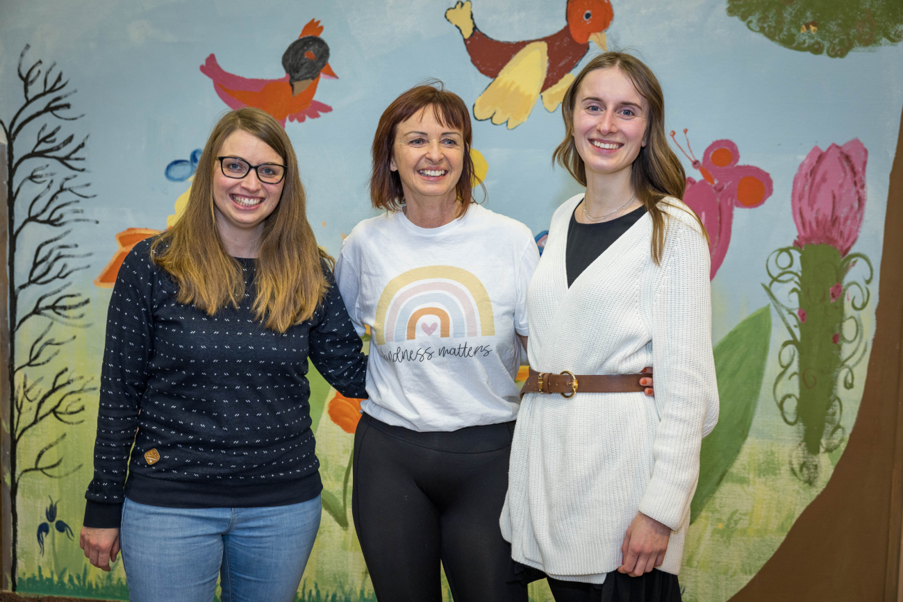 Doris Mair (Freiwilligenzentrum), Yogatrainerin Claudia Laux und Mariia Novokhatnia (Diakoniewerk).