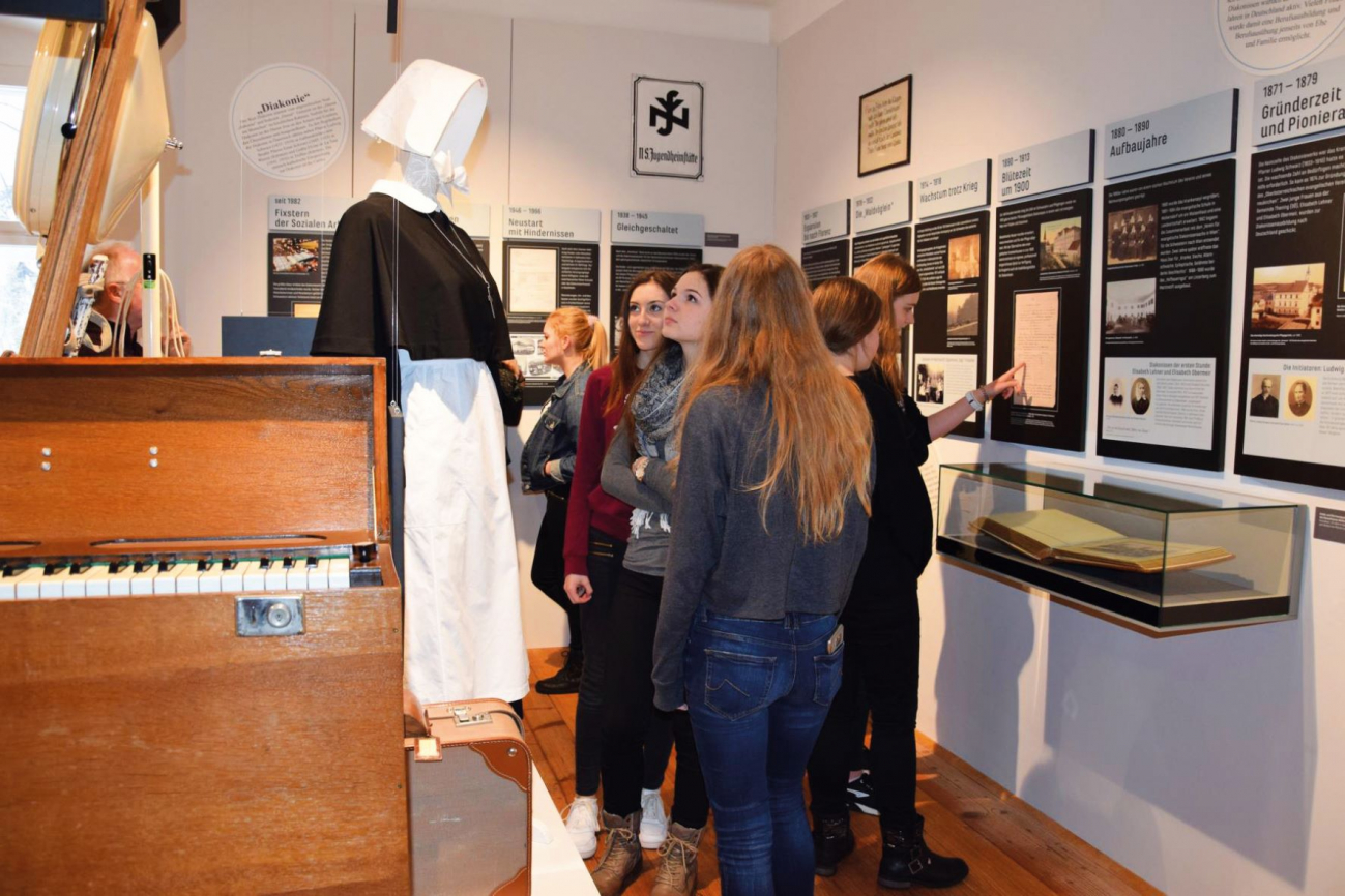 Besucher im Museum Haus Bethanien