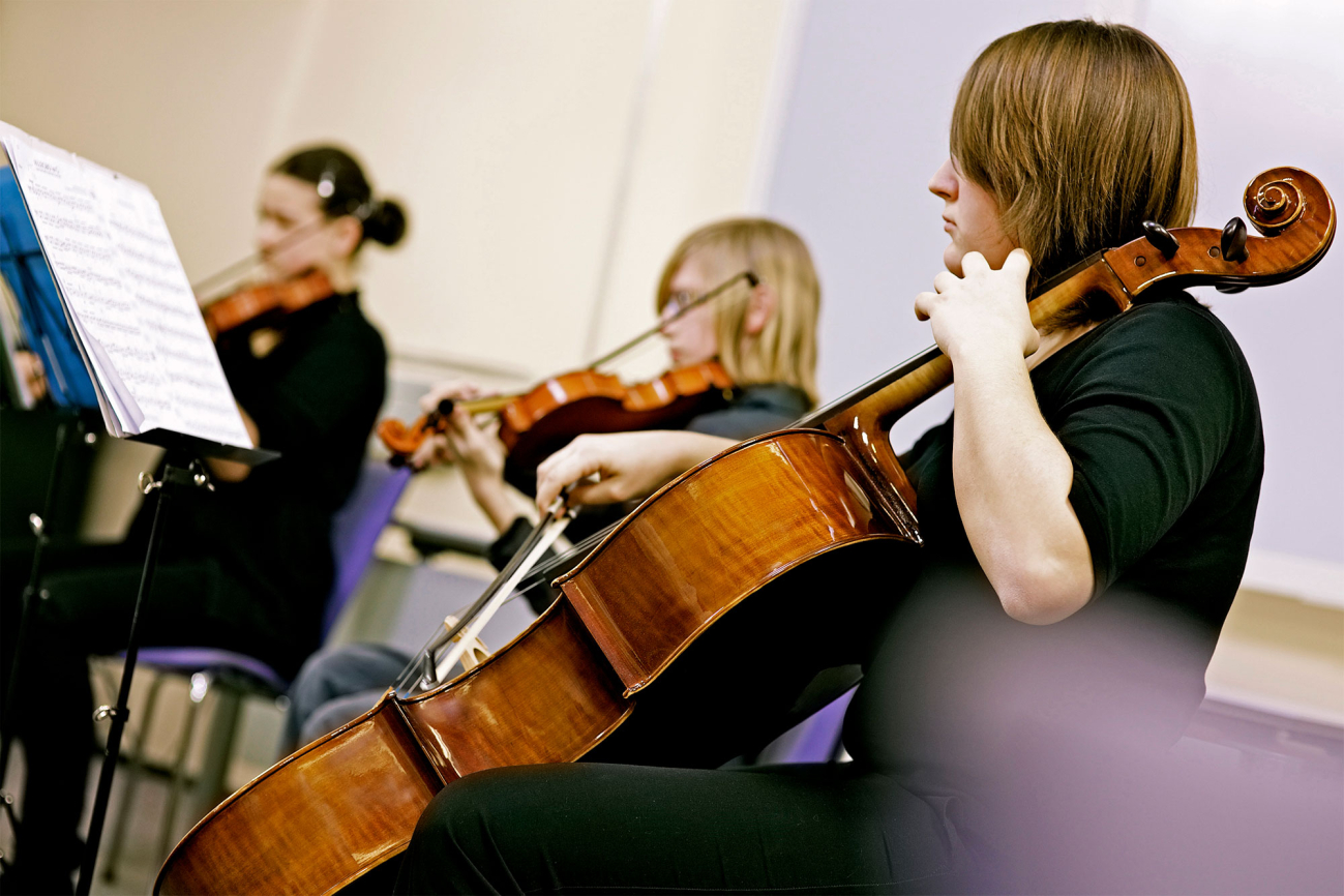 Musikschüler:innen speilen Streichinstrumente