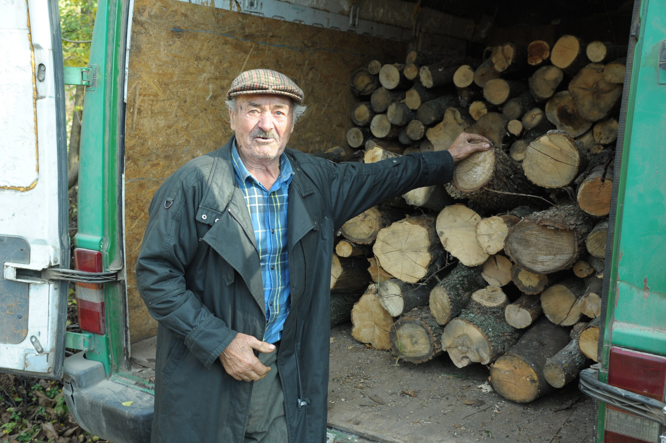 Älterer Mann aus dem Bezirk Straseni erhält eine Holzlieferung in einem Kleintransporter.