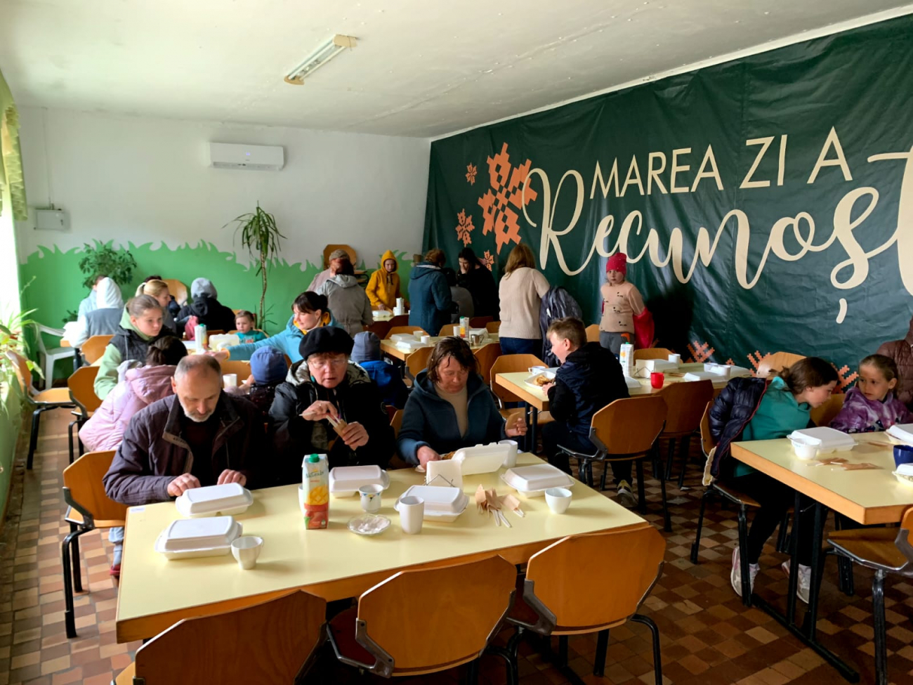 Geflüchtete aus der Ukraine erhalten im Speisesaal einer Notunterkunft in Cimislia eine warme Mahlzeit