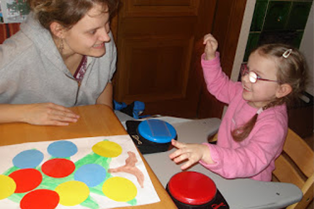 „Isabella hat ‚zack‘ gemacht: Sie hat auf den Taster geschlagen und sich unglaublich gefreut, als daraufhin ihr Lieblingslied zu hören war. Mit diesem Moment hat vieles begonnen!“