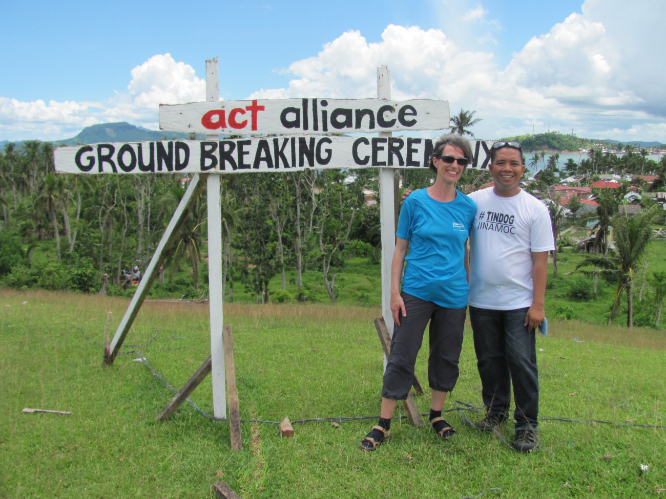 Herbert und Roberta bei ihrem Besuch im Mai 2014 - sie stehen auf einem Bauland, wo neue, sturmsichere Häuser gebaut werden sollen.