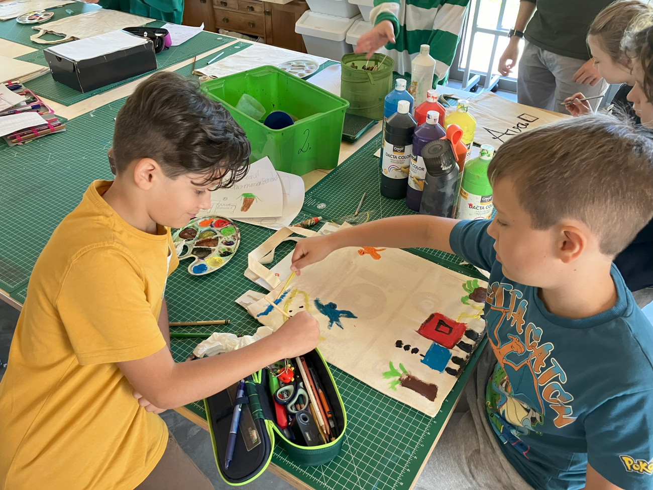 Die Kinder der Volksschule bei der Gestaltung der Willkommensgeschenke. Jedes Kind überlegt, mit welchem Motiv man seinem Schützling eine Freude machen könnte