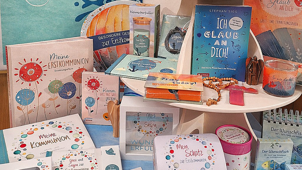 Ein Büchertisch mit Büchern zur Erstkommunion