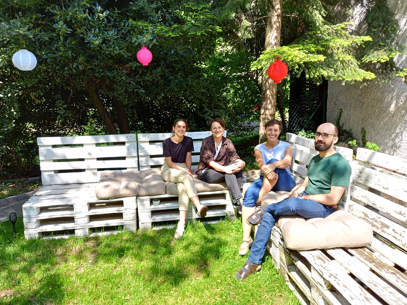 Das Team freut sich auf die Zeit im Garten. Beim Bau der Palettenmöbel haben die Jugendlichen der UMF-WG schon fleißig mit angepackt.