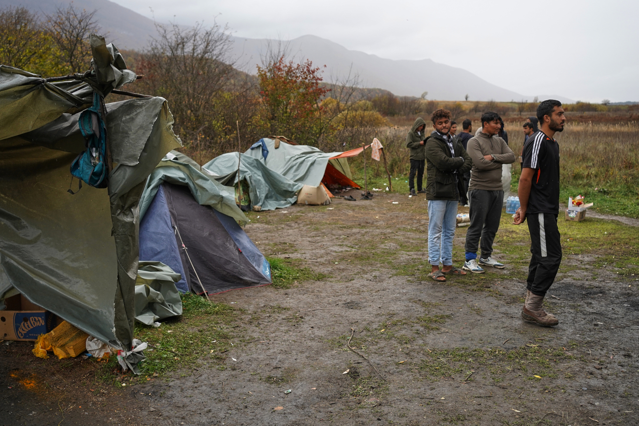 Bosnien. Menschen am Straßenrand. Sie lagern hier und planen ihren nächsten Versuch, über die Grenze zu kommen.