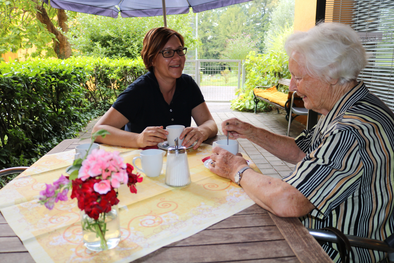 Zwei Frauen trinken Kaffee und reden miteinander