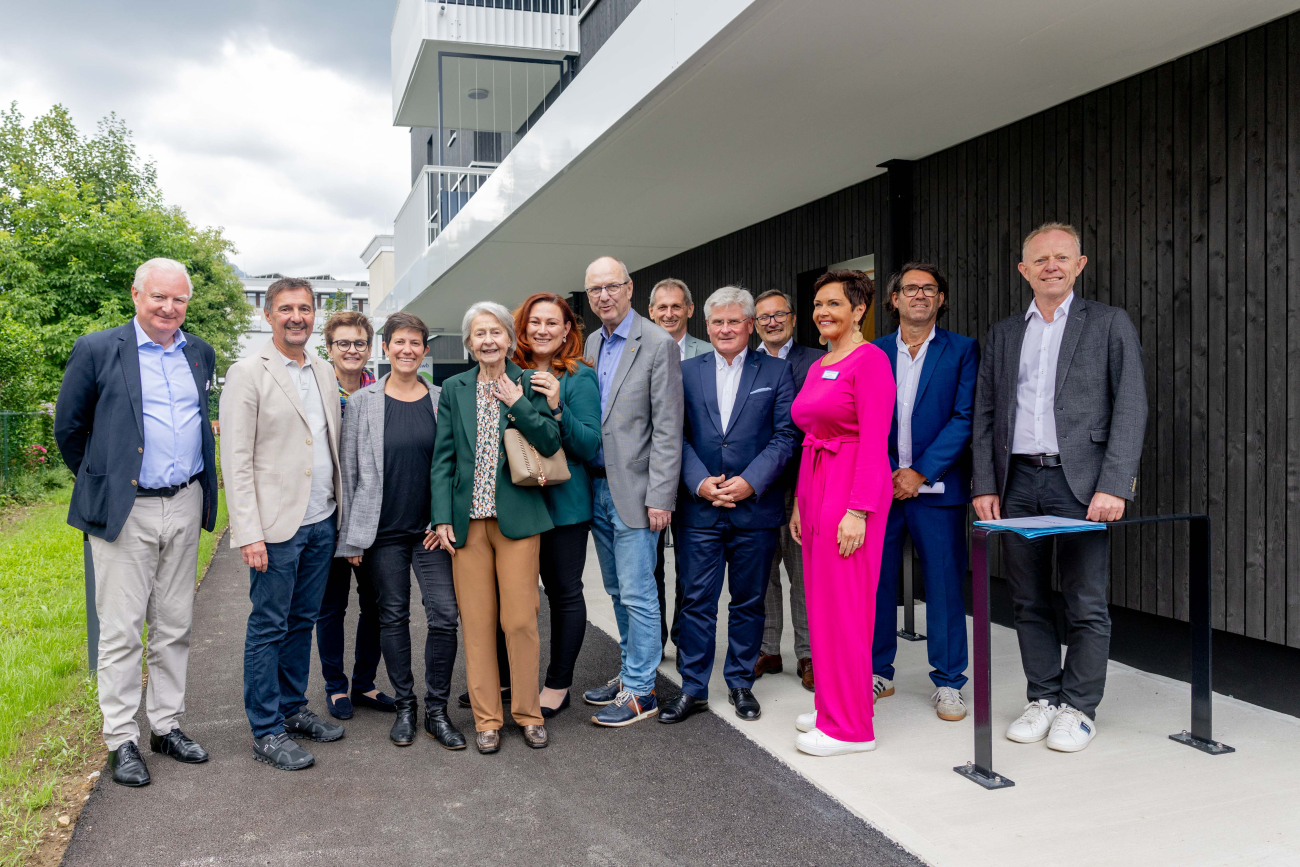 Eine Gruppe von Menschen vor einem Neubau