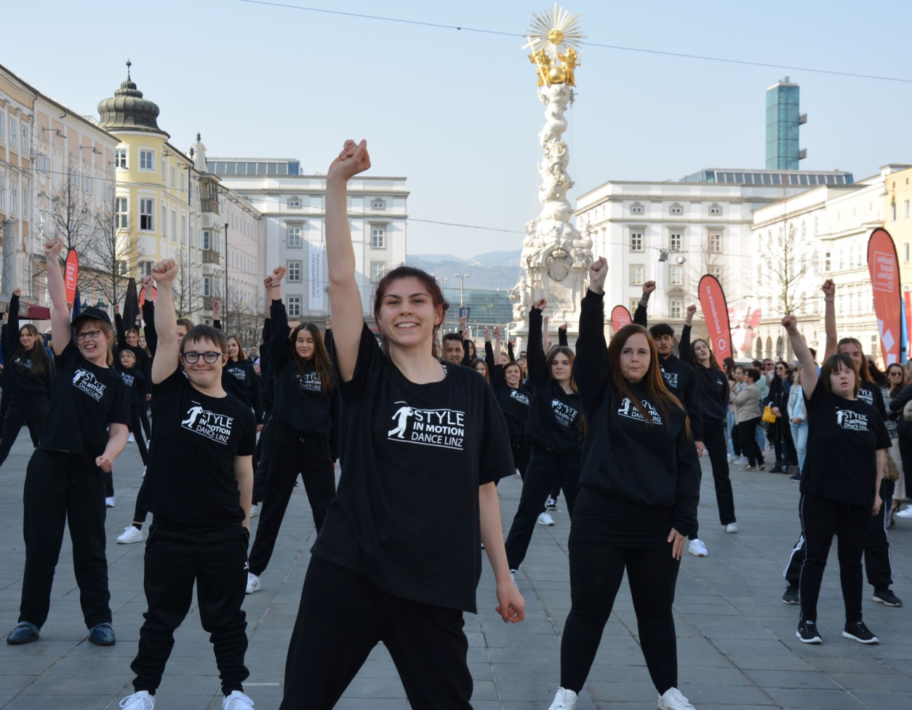Am Linzer Hauptplatz inszenierten fünf Schüler:innen der SOB Gallneukirchen einen Tanz-Flashmob.