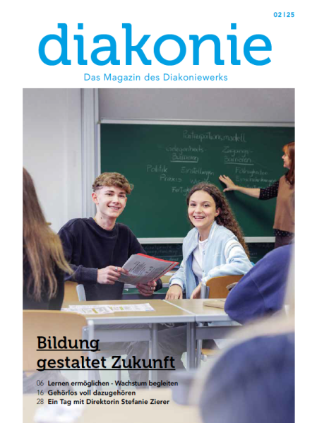 Zwei Schüler:innen am Cover des Diakonie Magazins 02/2025