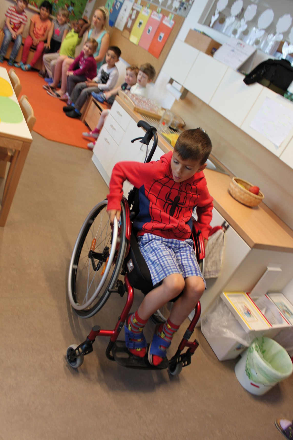 Hineinversetzt Wie es Kindern geht, die im Rollstuhl sitzen Diakonie Hineinversetzt Wie es Kindern geht, die im Rollstuhl sitzen Diakonie