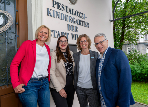 Vorständin Susanne Prentner-Vitek und Rektorin Astrid Körner mit Vertreter:innen der Stadt Villach