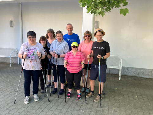 Bei der Nordic Walking Runde von FRISBI können Menschen mit und ohne Behinderungen mitmachen.