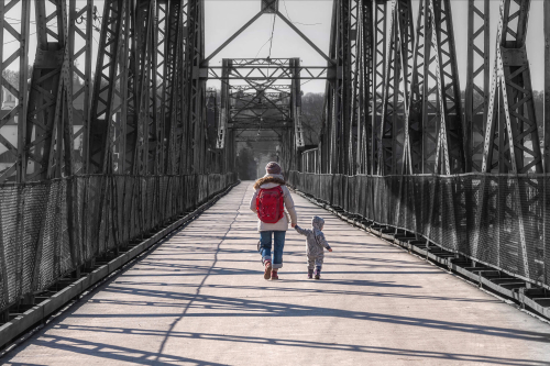 Eine Frau und ein Kind gehen auf einer Straße.