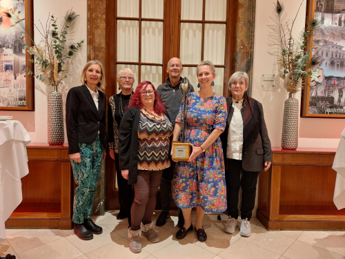Das Team der Umsorgenden Gemeinschaft und Bewohnerinnen des Stadtteils bei der Preisverleihung.