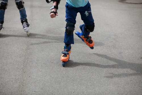 Kinder fahren auf Rollerskates.