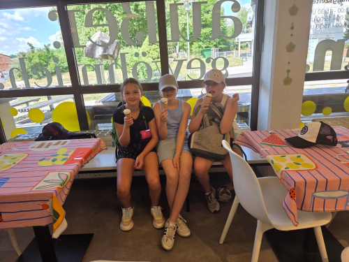 Kinder aus der Mosaik Mittelschule essen Eis