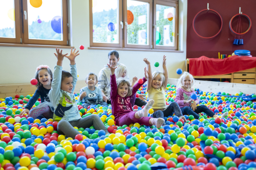 Kinder spielen im Bällebad