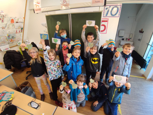 Schulkinder der Evangelischen Volksschule Währing (Lutherschule) bei einem Umweltprojekt im Schulgarten