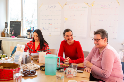 Frauen beim gemeinsamen Kekse backen beim Frauencafe