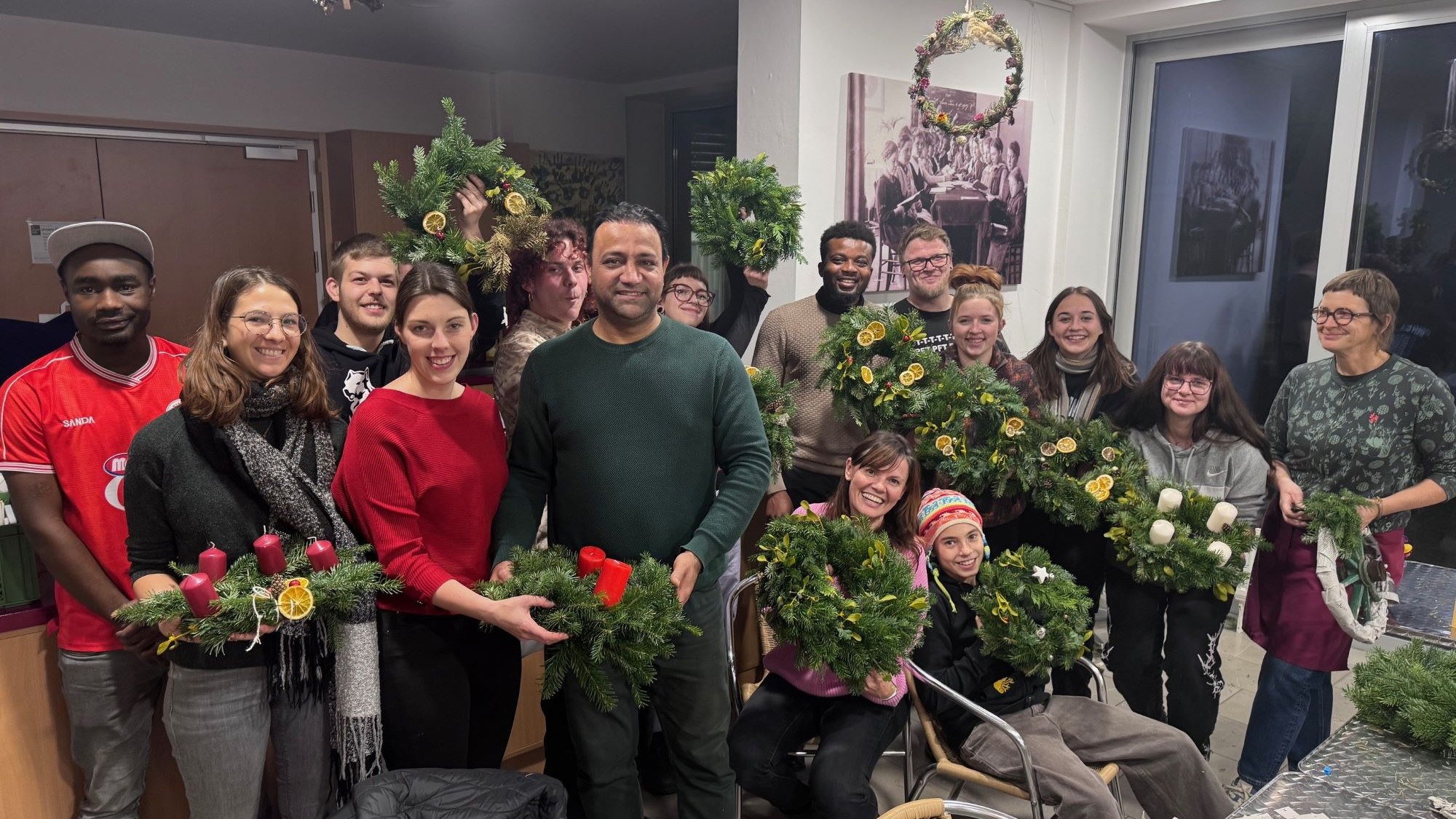 Gemeinsames Adventkranzbinden an der HLPS/SOB Gallneukirchen