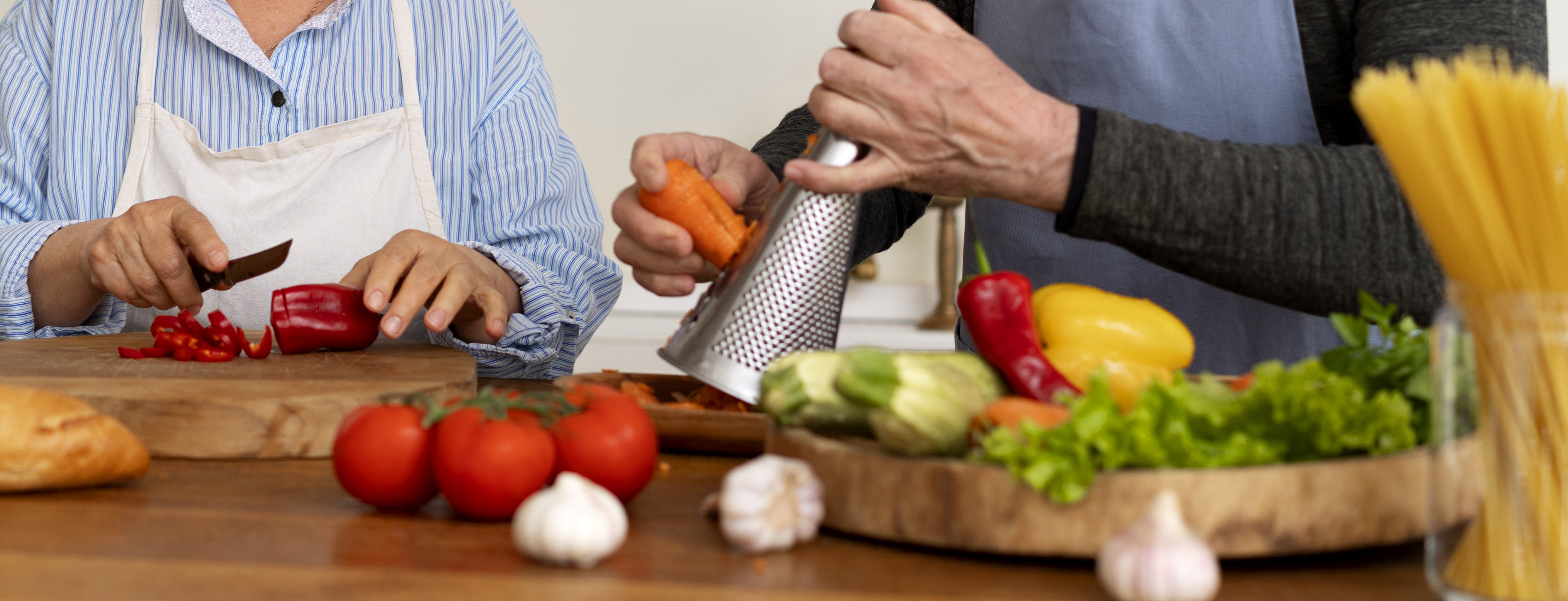 Zwei ältere Personen kochen