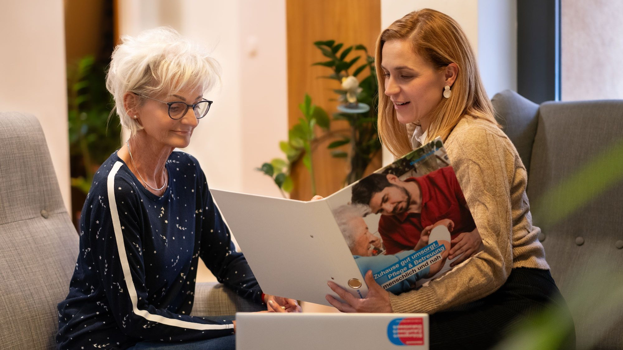 Diakonie.mobil Leibnitz Beratungssituation - Frau berät ältere Dame