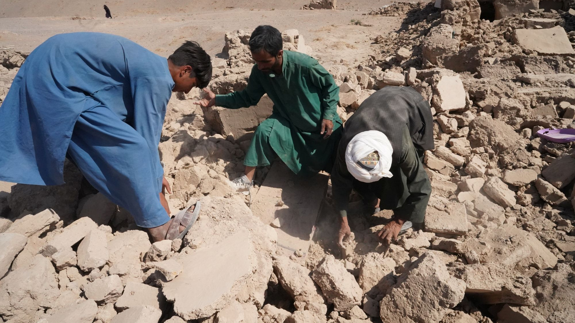 Männer bei Aufräumarbeiten nach Erdbeben in Afghanistan