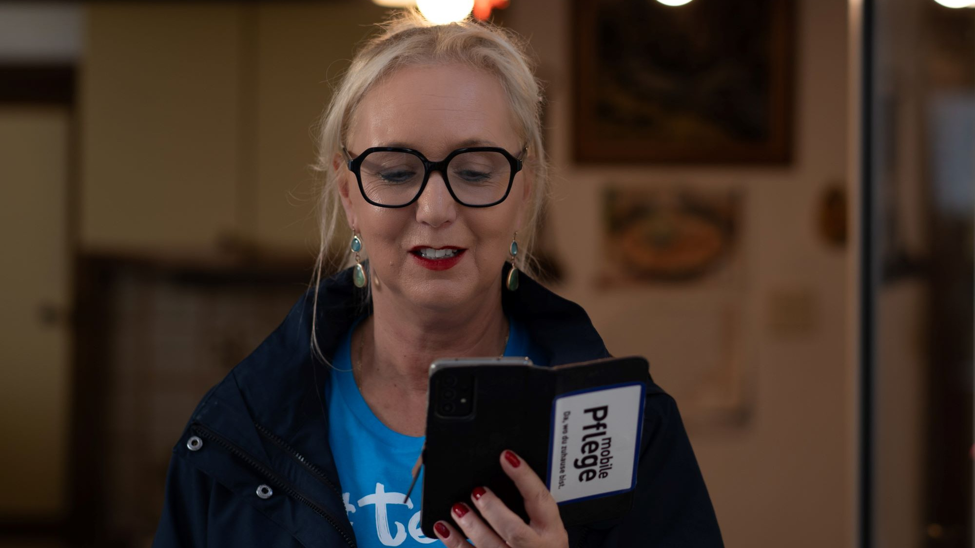 Mitarbeiterin der mobilen Pflege im Diakoniewerk erfasst Pflegedokumentation digital via VOIZE Spracherkennungs-APP