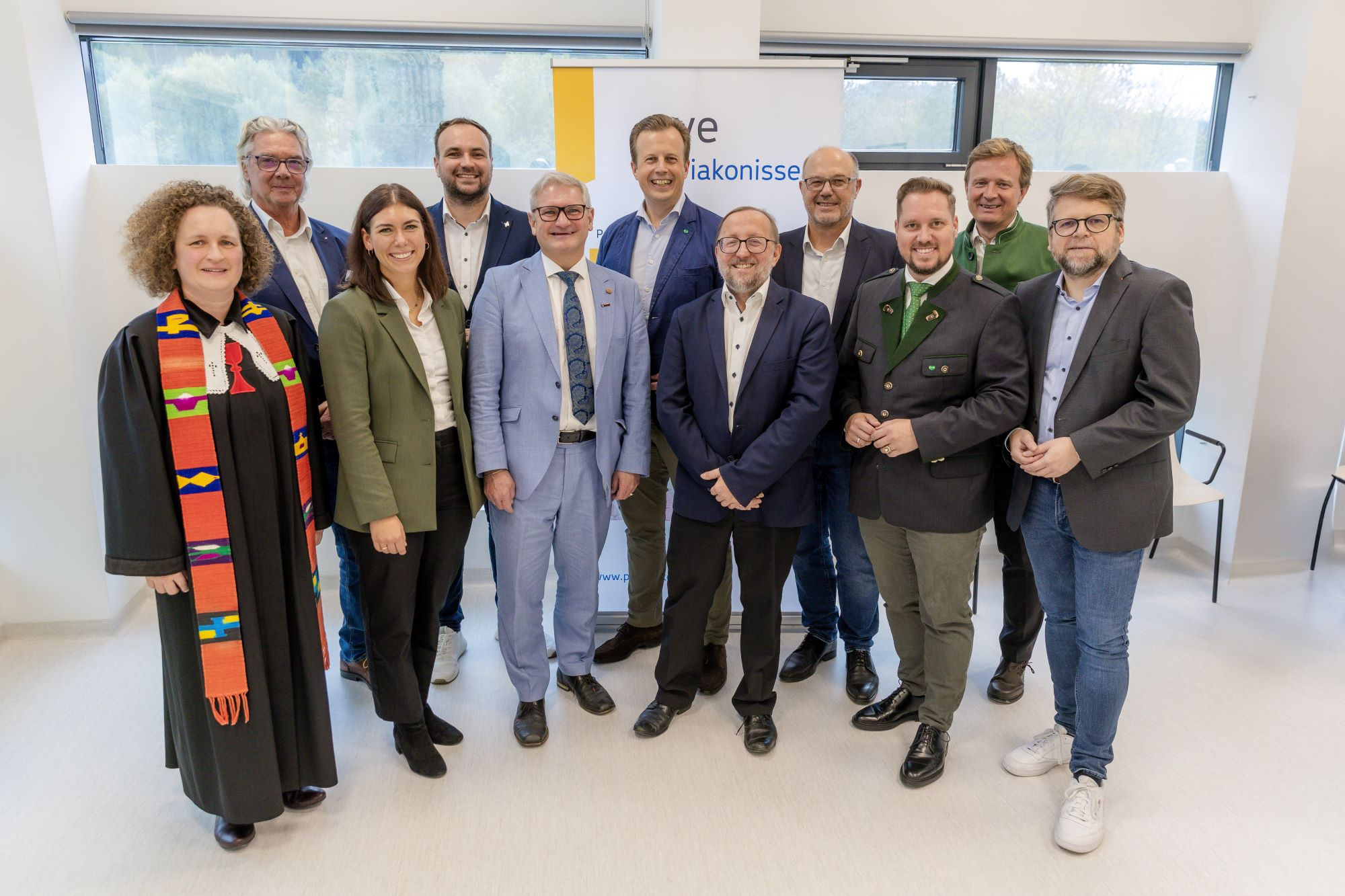 Vertreter:innen aus Politik und Gemeinde, Ärztekammer, Gesundheitskasse und Einsatzorganisationen kamen zur Erstbesichtigung der neuen Primärversorgungseinheit (PVE) in Kindberg