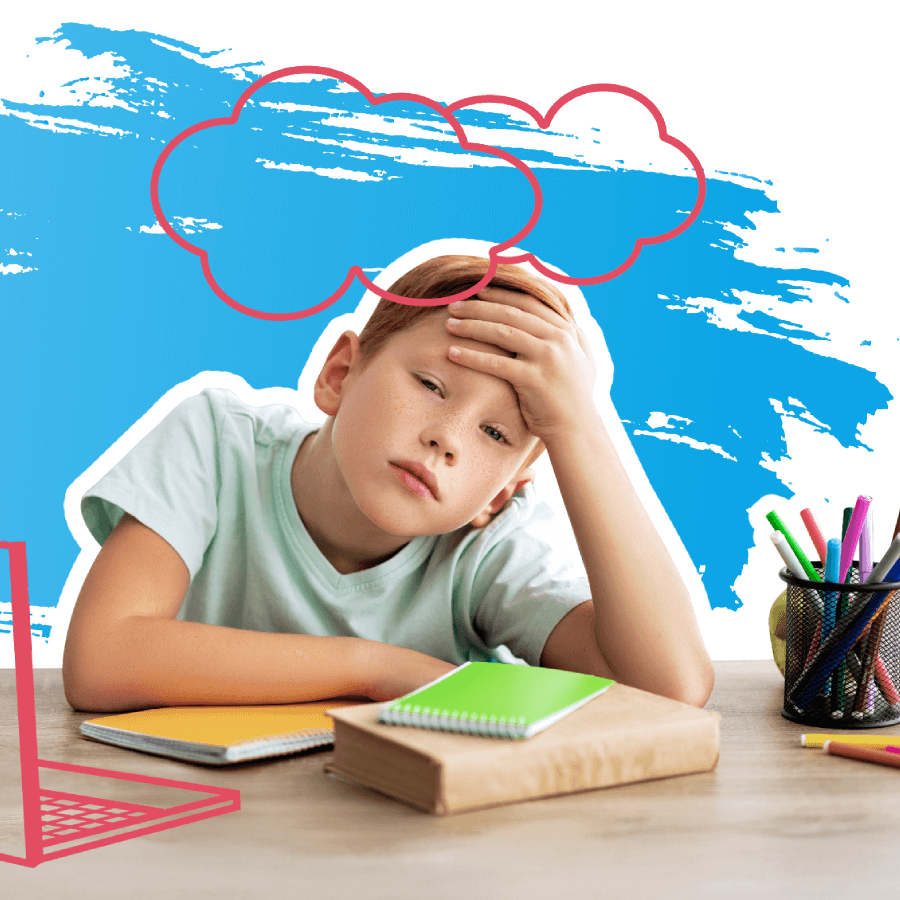 Ein Junge sitzt hinter der Hausübung und schaut fragend in die Kamera